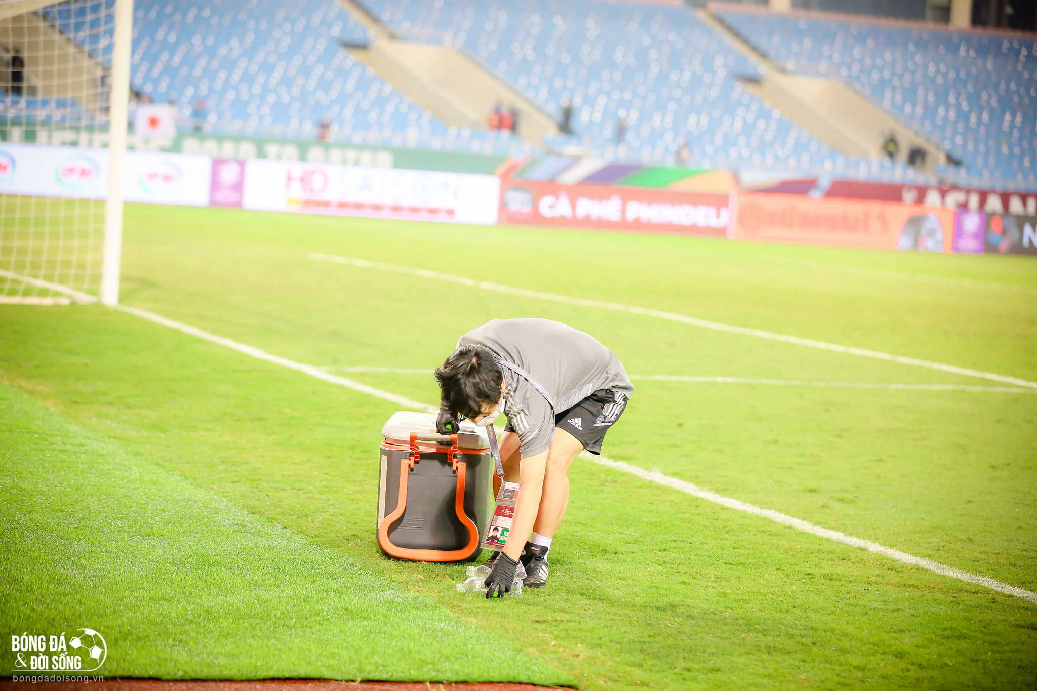 Hành động đẹp: Một thành viên của ĐT Nhật Bản đã đi quanh sân cỏ nhặt hết chai nước mà hai đội bỏ sót sau trận đấu - ảnh 6