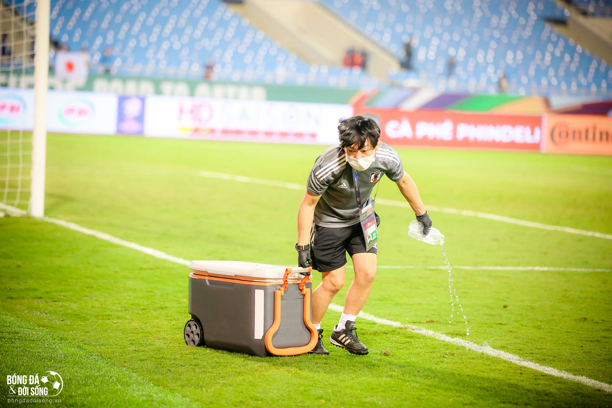 Hành động đẹp: Một thành viên của ĐT Nhật Bản đã đi quanh sân cỏ nhặt hết chai nước mà hai đội bỏ sót sau trận đấu - ảnh 3