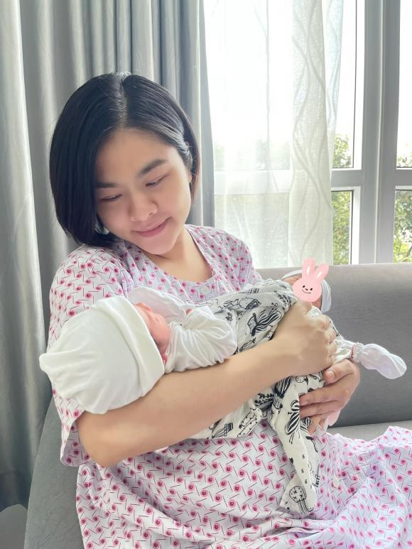 Vân Trang trải lòng về ca vượt cạn đầy đau đớn sau 20 ngày lâm bồn, tiết lộ giới tính cặp song sinh
