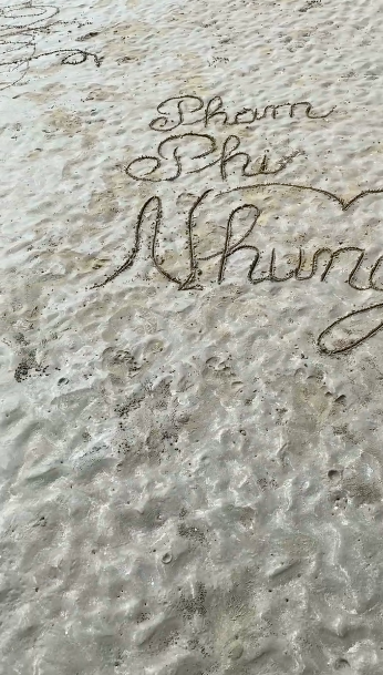 Vẫn chưa thể nguôi ngoai nỗi nhớ, các con nuôi Phi Nhung viết tên mẹ trên cát biển