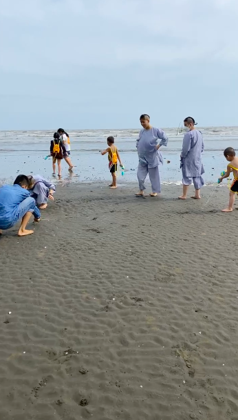Vẫn chưa thể nguôi ngoai nỗi nhớ, các con nuôi Phi Nhung viết tên mẹ trên cát biển