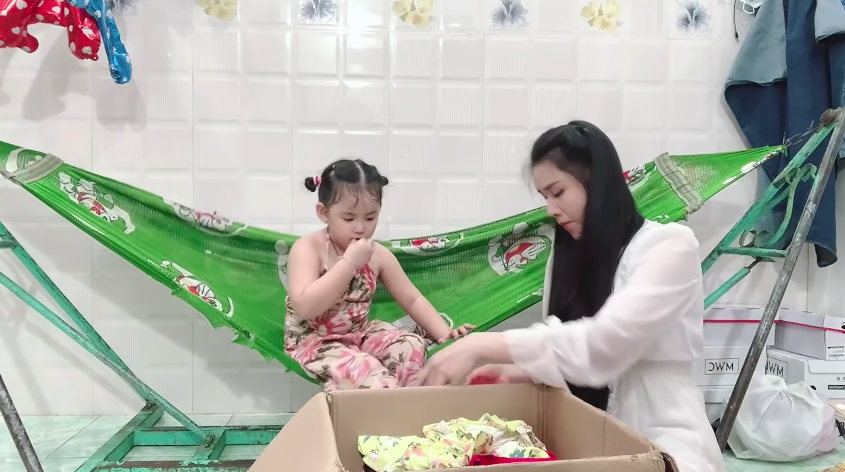 Vợ hai Vân Quang Long vui mừng khi được nhận quà từ Mỹ, diện mạo con gái sau 1 gần năm cố ca sĩ mất gây chú ý - ảnh 6