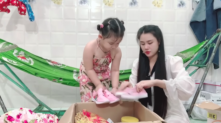 Vợ hai Vân Quang Long vui mừng khi được nhận quà từ Mỹ, diện mạo con gái sau 1 gần năm cố ca sĩ mất gây chú ý - ảnh 4