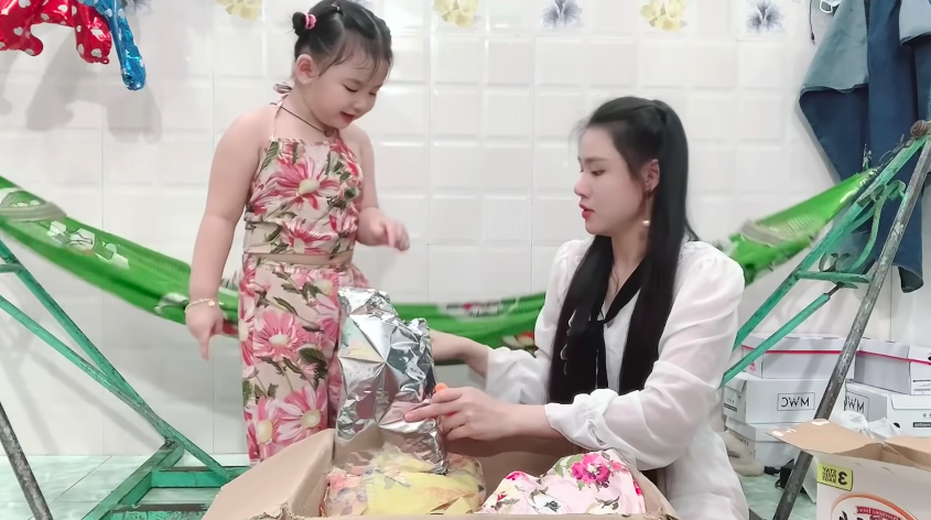 Vợ hai Vân Quang Long vui mừng khi được nhận quà từ Mỹ, diện mạo con gái sau 1 gần năm cố ca sĩ mất gây chú ý - ảnh 3