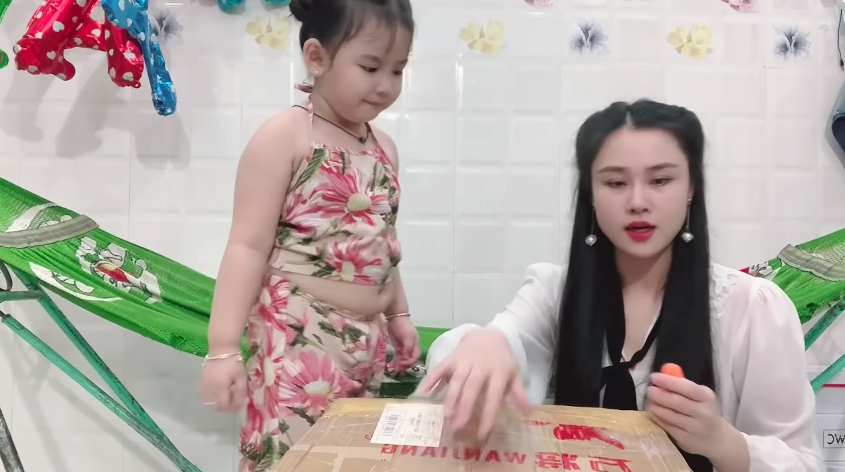 Vợ hai Vân Quang Long vui mừng khi được nhận quà từ Mỹ, diện mạo con gái sau 1 gần năm cố ca sĩ mất gây chú ý - ảnh 1