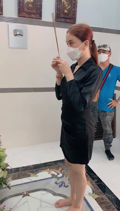 Lâm Khánh Chi vừa test âm tính Covid-19 đã đến nhà thăm đồng nghiệp quá cố Lâm Khánh Chi vừa test âm tính Covid-19 đã đến nhà thăm đồng nghiệp quá cố - ảnh 4