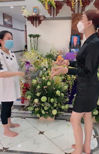 Lâm Khánh Chi vừa test âm tính Covid-19 đã đến nhà thăm đồng nghiệp quá cố Lâm Khánh Chi vừa test âm tính Covid-19 đã đến nhà thăm đồng nghiệp quá cố - ảnh 6