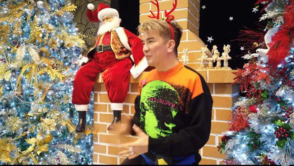Đàm Vĩnh Hưng giúp fan trang trí Giáng sinh tại nhà riêng ở Mỹ, tiền công được trả gây bất ngờ