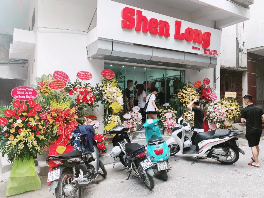 Vừa cuối tháng 5 năm nay, HotFace Duy Long vừa khai trương thành công shop quần áo nam Shen Long tại quận Hoàn Kiếm Hà Nội.