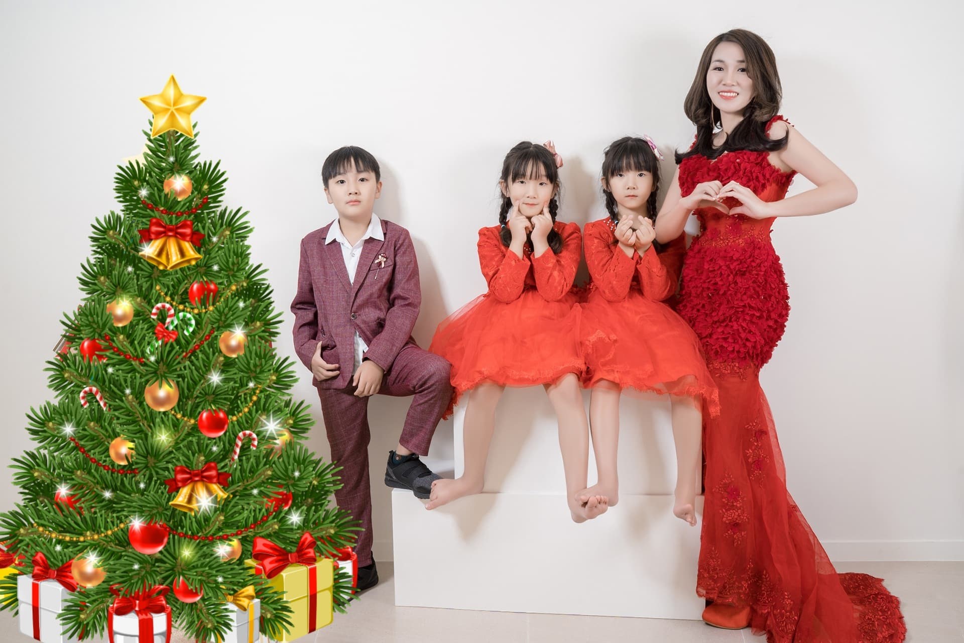Á hậu Lee YuJin khoe dáng thon quyến rũ đón Giáng sinh bên các thiên thần nhỏ