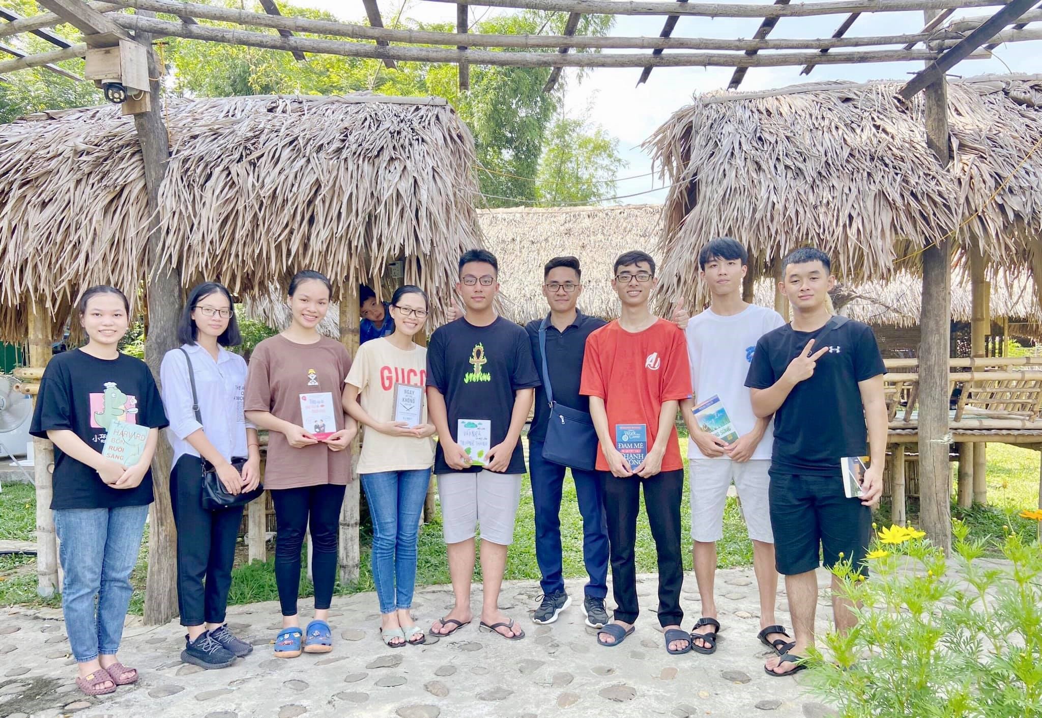 Thầy giáo Vũ Tuấn Anh: Người thắp lửa đam mê môn Vật Lý cho học sinh. Thầy giáo Vũ Tuấn Anh: Người thắp lửa đam mê môn Vật Lý cho học sinh. - ảnh 3