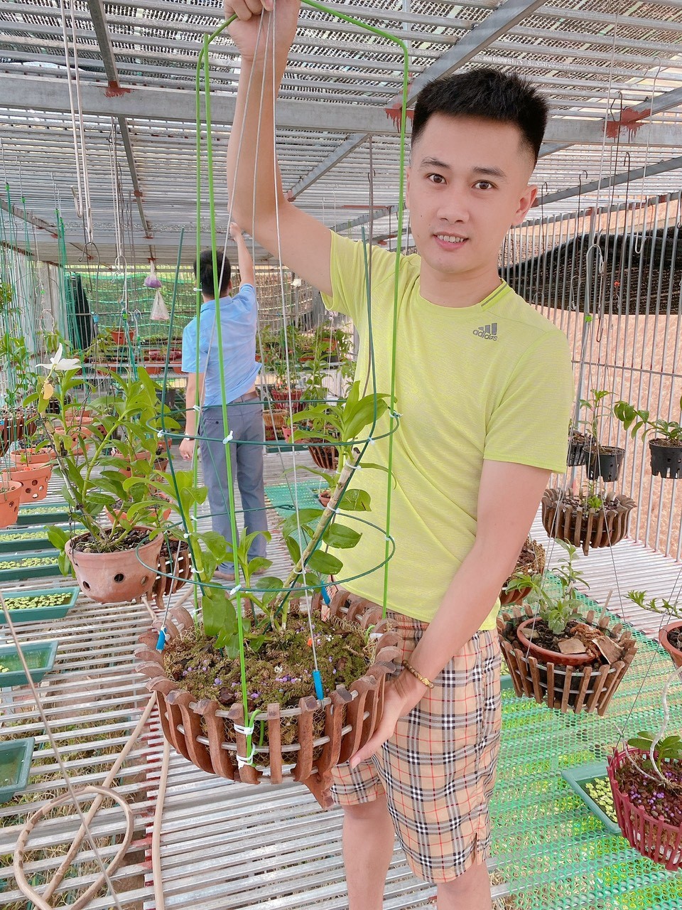 Sau thời gian học hỏi và đúc kết kinh nghiệm, anh Tuyền đã có thể tự nhân giống và phát triển vườn lan riêng của mình