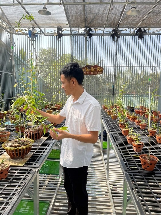 Anh Trần Khánh Mãi Sống với đam mê trồng hoa lan của mình.