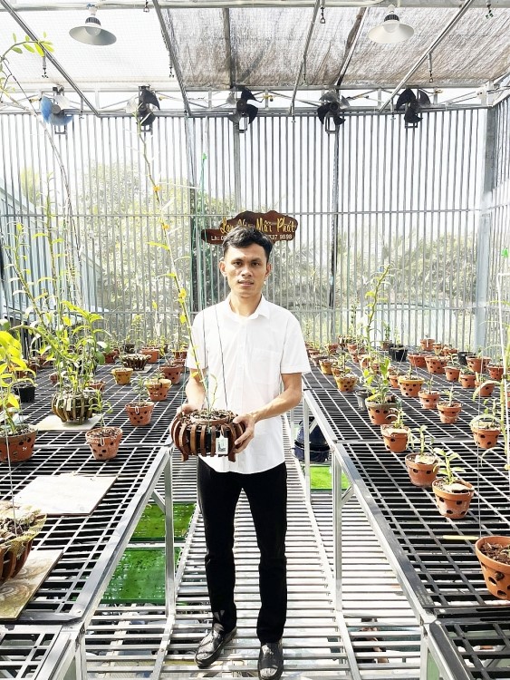 Chàng trai trẻ Trần Khánh Mãi đam mê với nghề trồng lan.