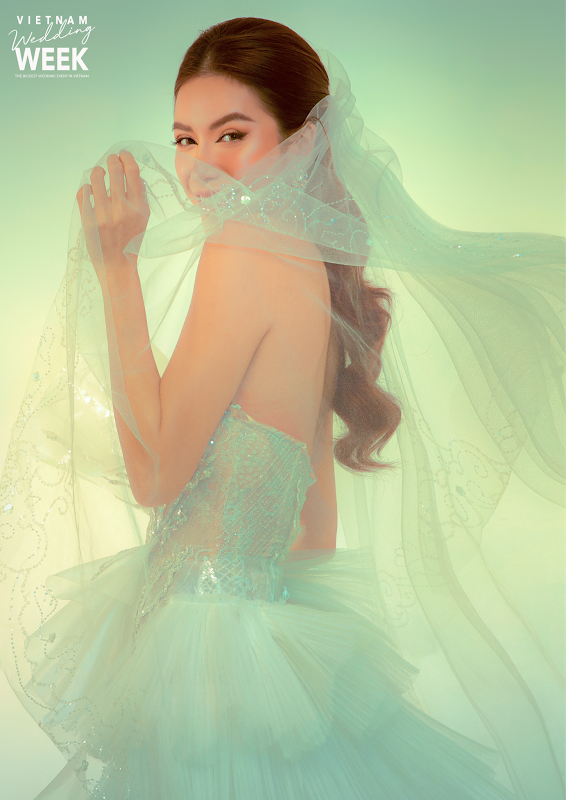 Siêu mẫu Minh Tú rạng ngời trong buổi shooting trang phục cưới. (Ảnh: VNWW 2021)