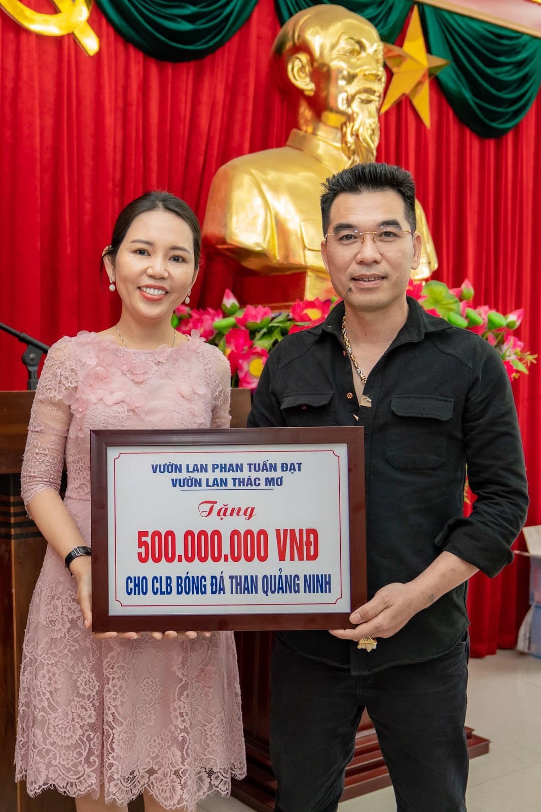 Anh Đạt tặng 500 triệu đồng cổ vũ CLB bóng đá than Quảng Ninh 