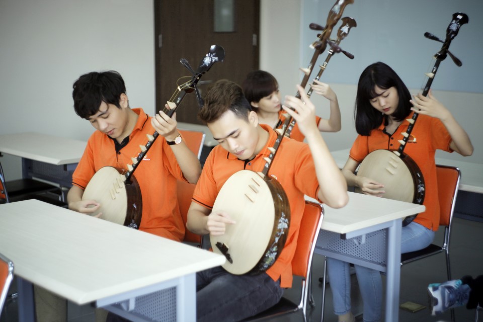  Học nhạc cụ dân tộc là một trong những trải nghiệm ấn tượng với nhiều bạn trẻ ở ĐH FPT 