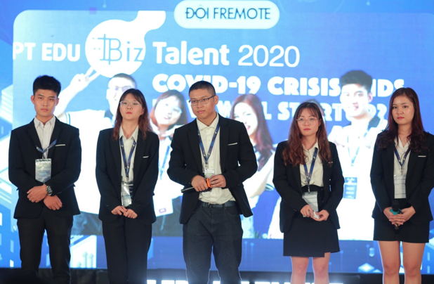  Thu Huyền (ngoài cùng, bên phải) cùng các thành viên trong dự án khởi nghiệp tham gia FPT Edu Biz Talent 2020 