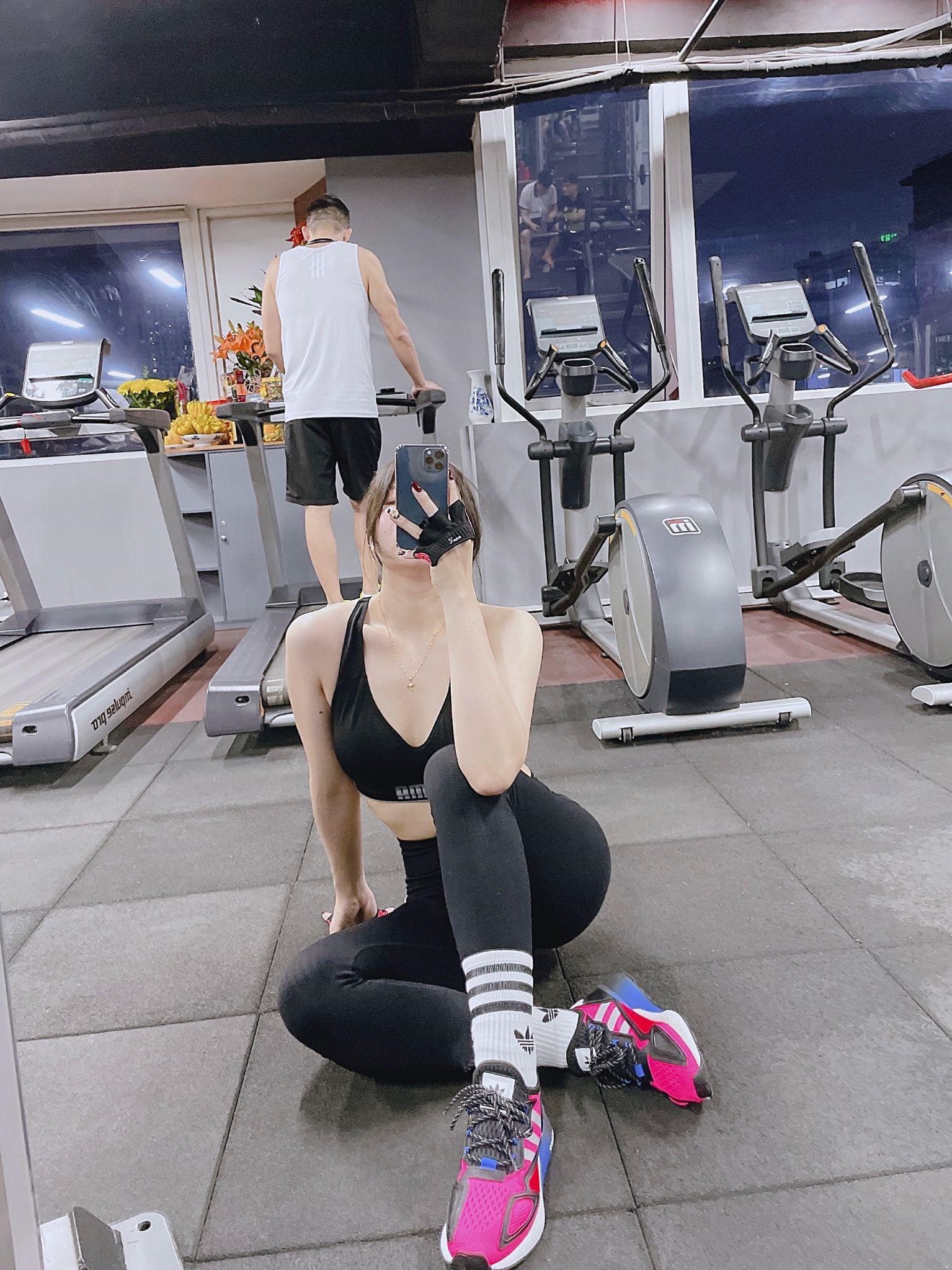  Kim Anh tập gym để duy trì vóc dáng thon gọn, khỏe khoắn. 