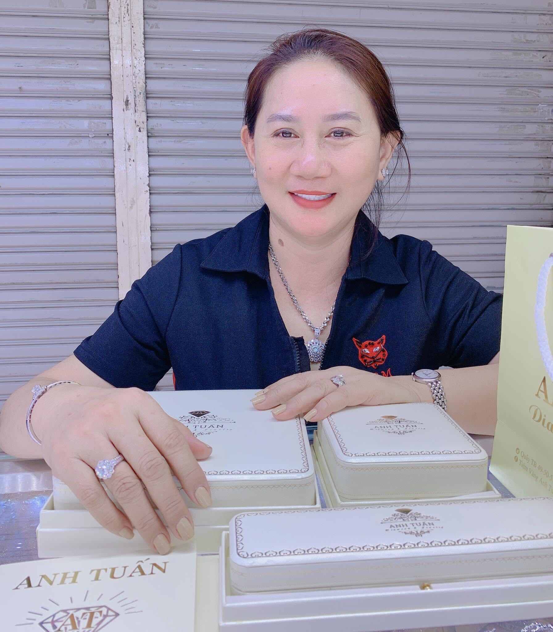  Vị khách quen của Anh Tuấn An Đông Jewelry rất hài lòng về sản phẩm, thường xuyên giới thiệu cửa hàng với bạn bè, người thân. 