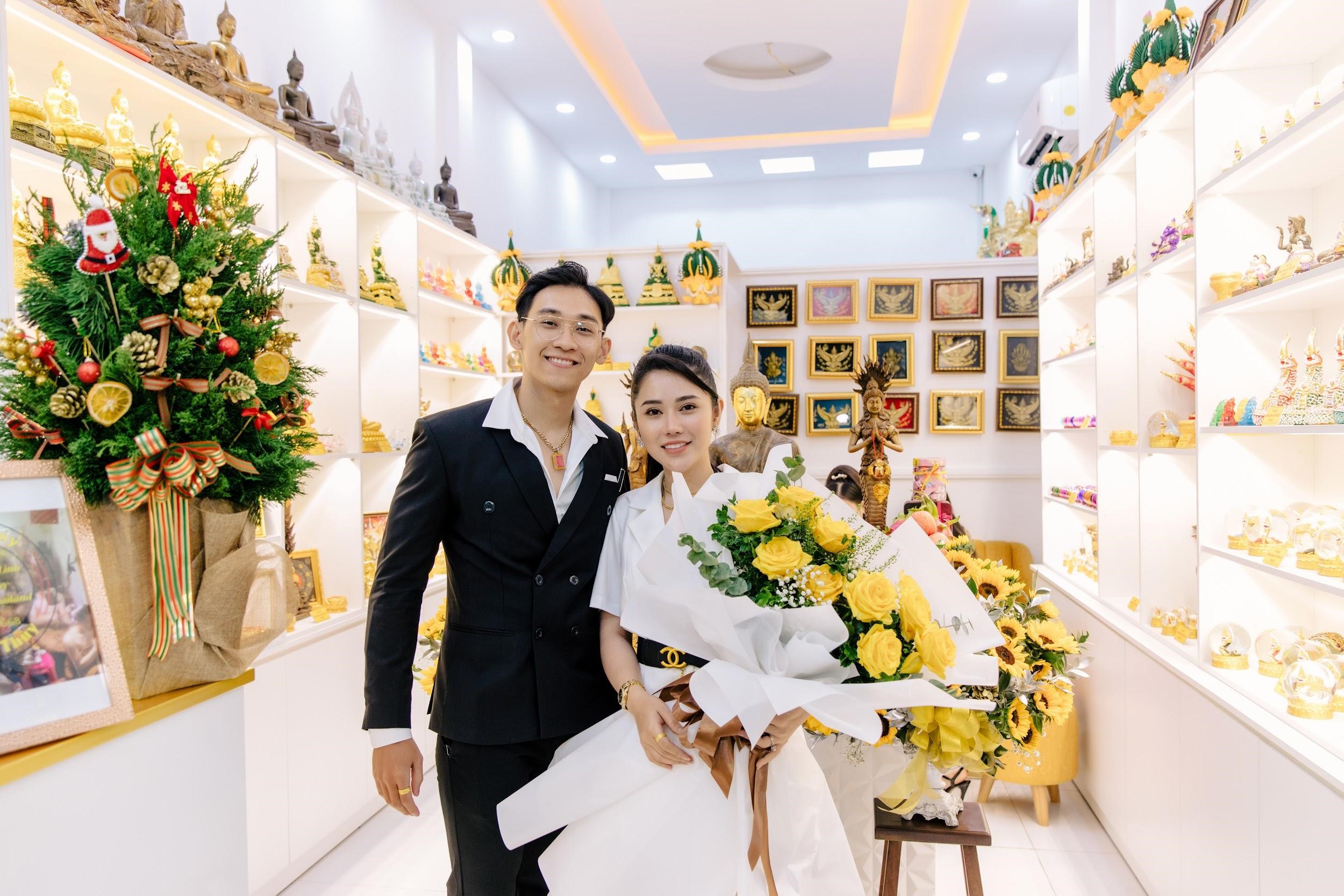 Chân dung ông bà chủ chuỗi cửa hàng Phong Thủy DT Chân dung ông bà chủ chuỗi cửa hàng Phong Thủy DT