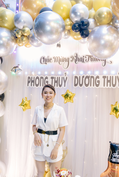 Chân dung ông bà chủ chuỗi cửa hàng Phong Thủy DT Bà chủ Dương Thùy bén duyên với phong thủy khi làm bất động sản