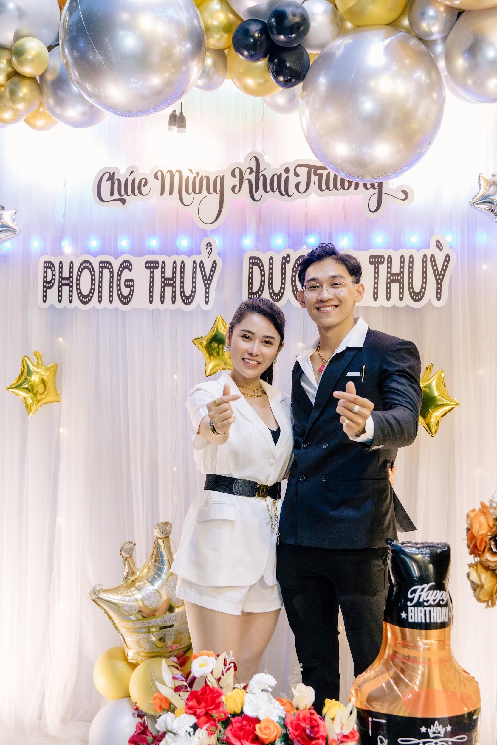 Chân dung ông bà chủ chuỗi cửa hàng Phong Thủy DT Thành Long luôn ủng hộ, sát cánh cùng vợ
