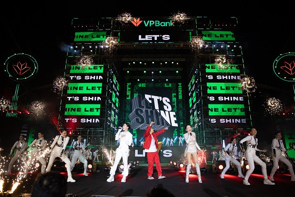 Đại nhạc hội Light Up Viet Nam do VPBank tổ chức bùng nổ không gian mạng với 3 triệu lượt xem livestream
