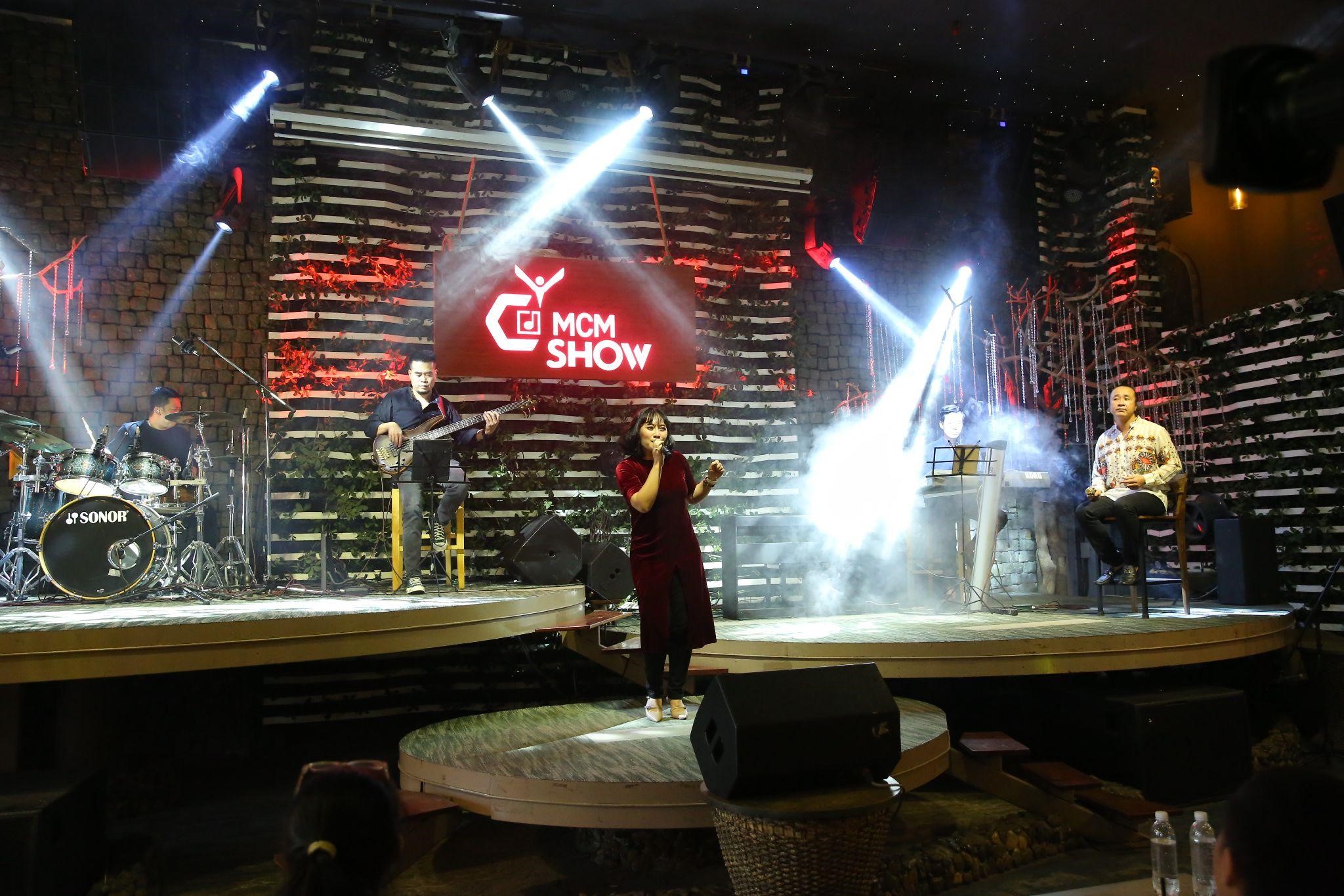 Ca sĩ Khánh Linh hát trong show ca nhạc tôn vinh cố nhạc sĩ Ngọc Châu. 