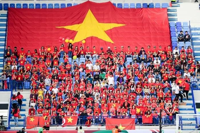 CĐV đội mưa cổ vũ và dõi theo U23 Việt Nam trong trận đấu lịch sử ngày 2/6 - ảnh 2