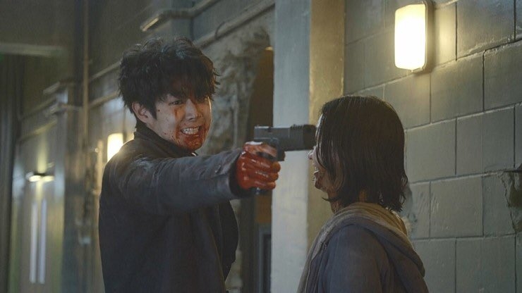 thì Choi Woo Sik - Kim Da Mi cũng 'đấm nhau' ra trò trong 'The Witch'.