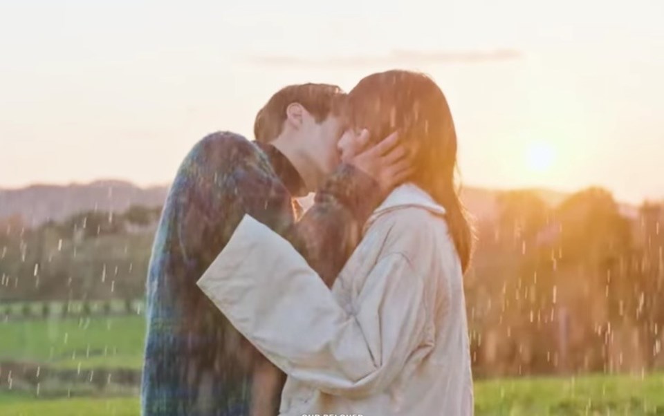 Nụ hôn của Choi Woo Sik và Kim Da Mi trong tập mới nhất của 'Our beloved summer' khiến dân tình 'dậy sóng'. 