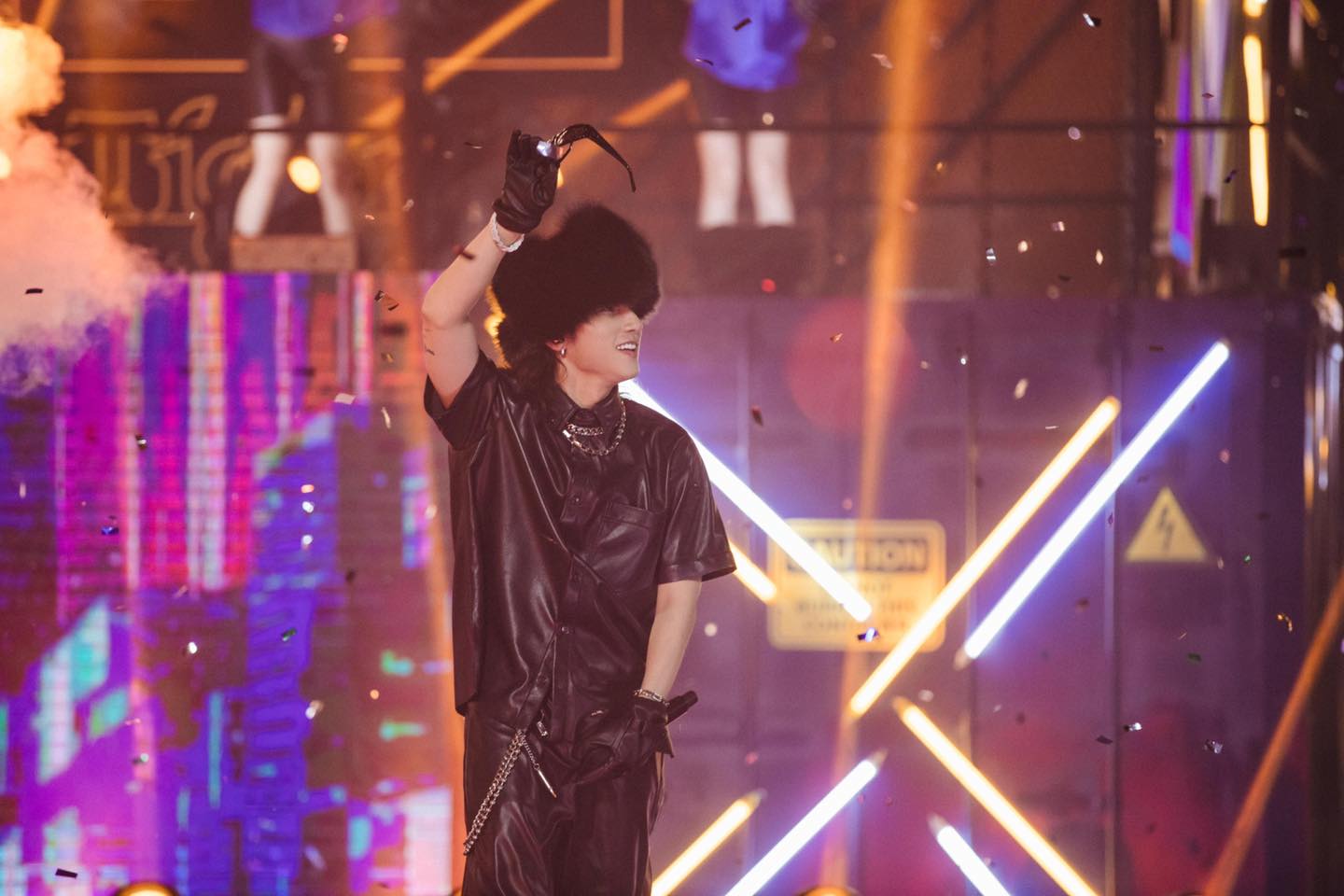 Đầu năm đã bị soi cosplay outfit của G-Dragon, Sơn Tùng M-TP tung loạt ảnh biểu diễn cực cháy và nhắn nhủ điều này Sơn Tùng M-TP cực cháy tại đêm diễn kết năm 2021.