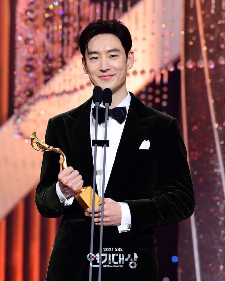 Giải thưởng diễn xuất xuất sắc nhất (Phim chính kịch/giả tưởng): Lee Je Hoon (Taxi Driver)