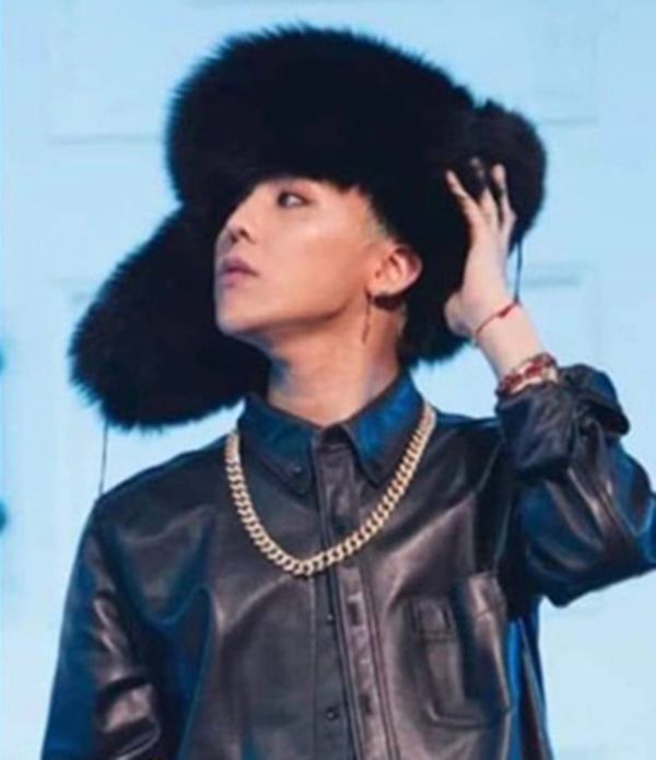 Đầu năm đã bị soi cosplay outfit của G-Dragon, Sơn Tùng M-TP tung loạt ảnh biểu diễn cực cháy và nhắn nhủ điều này ...được cho là giống đến 90% so với trang phục G-Dragon từng diện 7 năm trước.