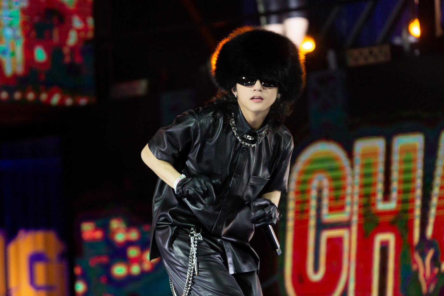 Đầu năm đã bị soi cosplay outfit của G-Dragon, Sơn Tùng M-TP tung loạt ảnh biểu diễn cực cháy và nhắn nhủ điều này Đầu năm đã bị soi 'cosplay' outfit của G-Dragon, Sơn Tùng M-TP tung loạt ảnh biểu diễn cực 'cháy' và nhắn nhủ điều này - ảnh 6