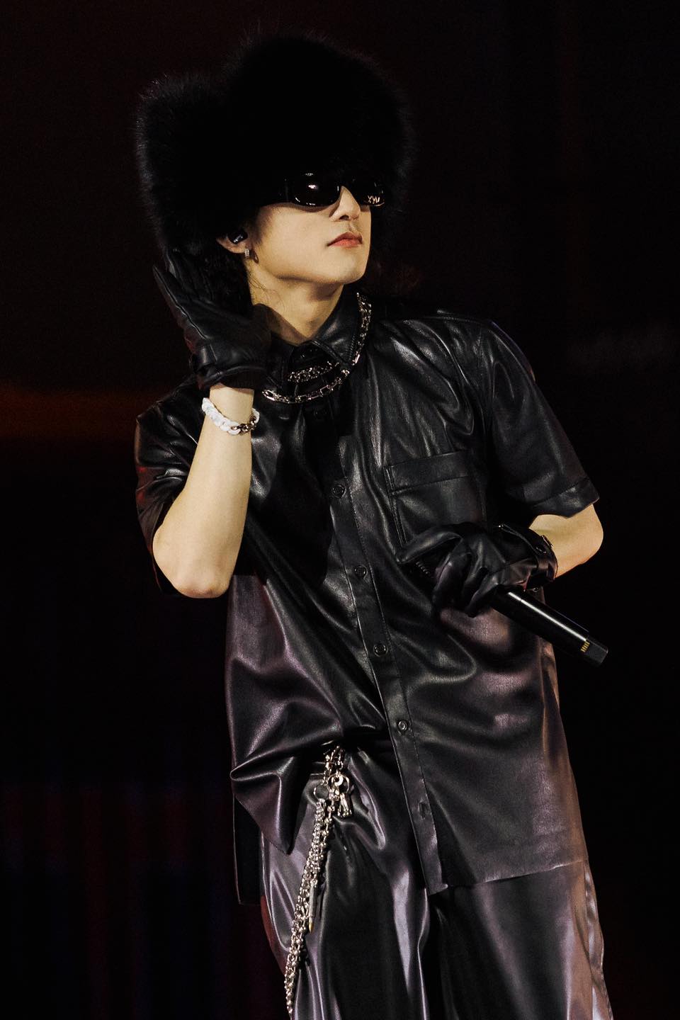 Đầu năm đã bị soi cosplay outfit của G-Dragon, Sơn Tùng M-TP tung loạt ảnh biểu diễn cực cháy và nhắn nhủ điều này Trang phục biểu của Sơn Tùng M-TP trong đêm 31/12...