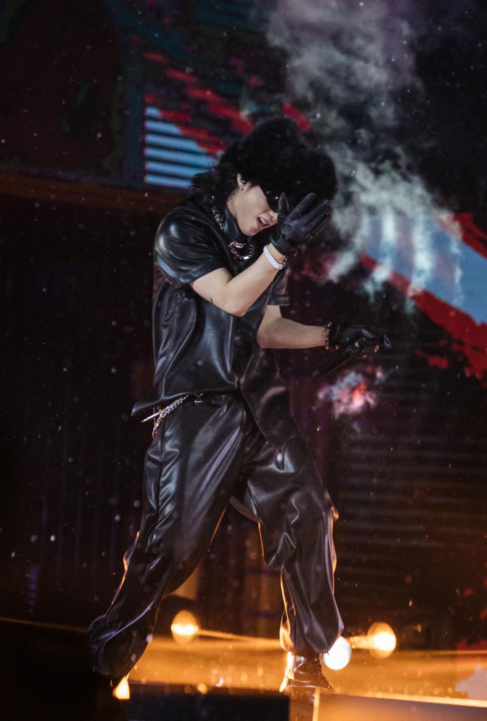 Đầu năm đã bị soi cosplay outfit của G-Dragon, Sơn Tùng M-TP tung loạt ảnh biểu diễn cực cháy và nhắn nhủ điều này Đầu năm đã bị soi 'cosplay' outfit của G-Dragon, Sơn Tùng M-TP tung loạt ảnh biểu diễn cực 'cháy' và nhắn nhủ điều này - ảnh 4