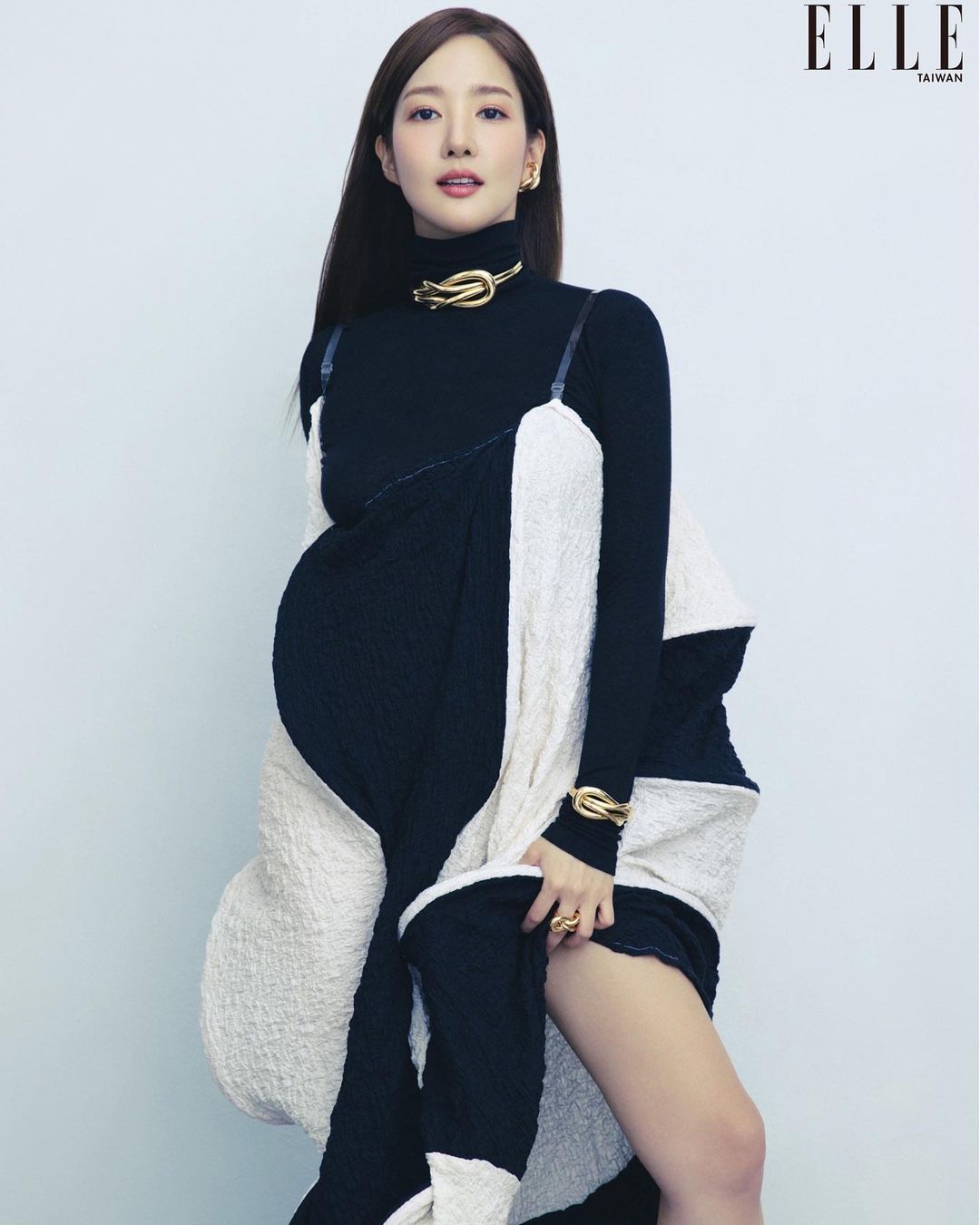 Mẫu váy cùng cách tạo dáng khiến Park Min Young vô tình trông như mẹ bầu.