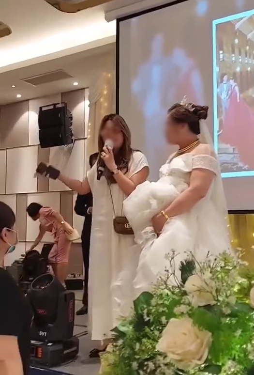 Cô gái bức xúc vì chi 2 triệu để được lên hát mừng đám cưới bạn thân nhưng bị 'đuổi' xuống sân khấu khi đang hát giữa chừng.