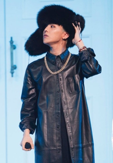 ...được cho là giống 90% với trang phục G-Dragon diện trước đó, đặc biệt là chiếc mũ lông.