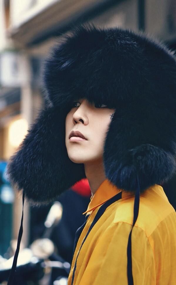Tranh cãi style mũ lông gần đây của Sơn Tùng M-TP: Thời trang hay lố lăng?