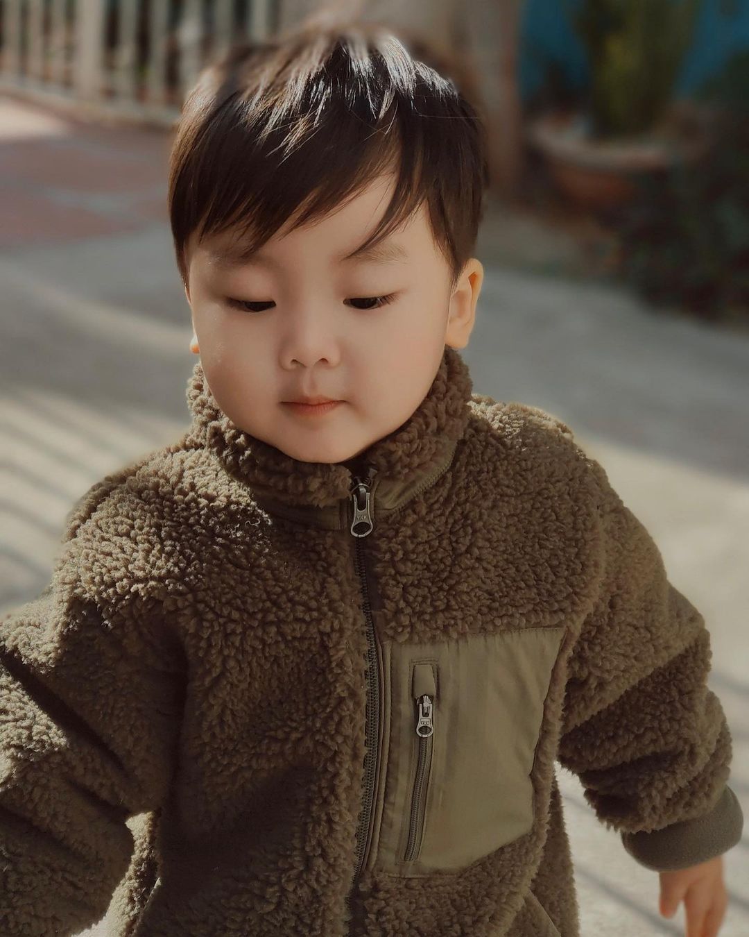 Những hình ảnh mới nhất của bé Bo. Cậu quý tử của Hòa Minzy hiện đã hơn 2 tuổi và trộm vía vô cùng bụ bẫm, đáng yêu. 
