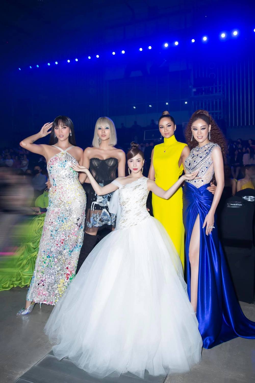 Năm 2021, tại WeChoice Awards, Hòa Minzy lại 'gây sốt' MXH với khoảnh khắc bên 4 mỹ nhân chân dài: Võ Hoàng Yến, Hoàng Thùy, H'Hen Niê và Khánh Vân.