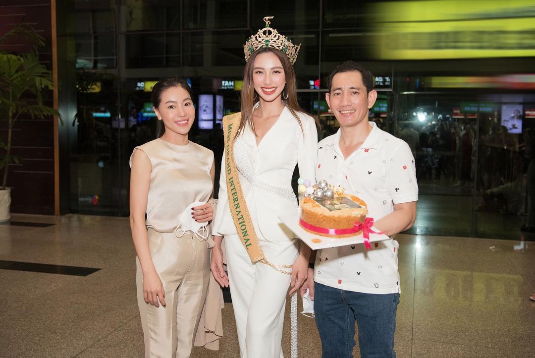 Ba ruột của Thùy Tiên cùng ekip ra sân bay để đón tân Hoa hậu.