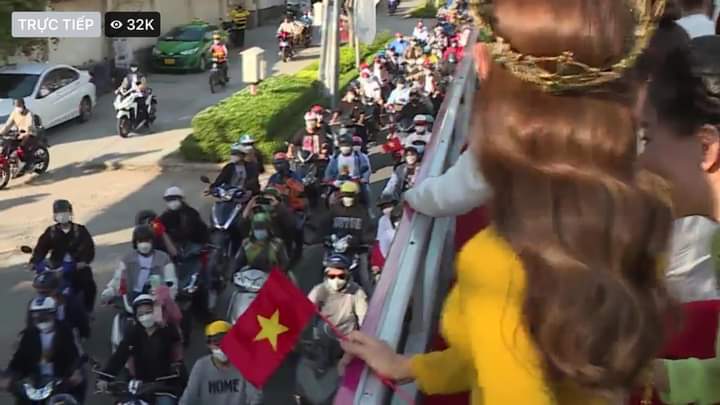 Dòng người xung quanh xe diễu hành của hoa hậu Thùy Tiên khiến giao thông bị ùn tắc.
