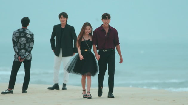 Song Ji A từng bỏ qua 2 chàng trai để chọn nắm tay Hyun Joong ra về trong 'Địa ngục độc thân'.