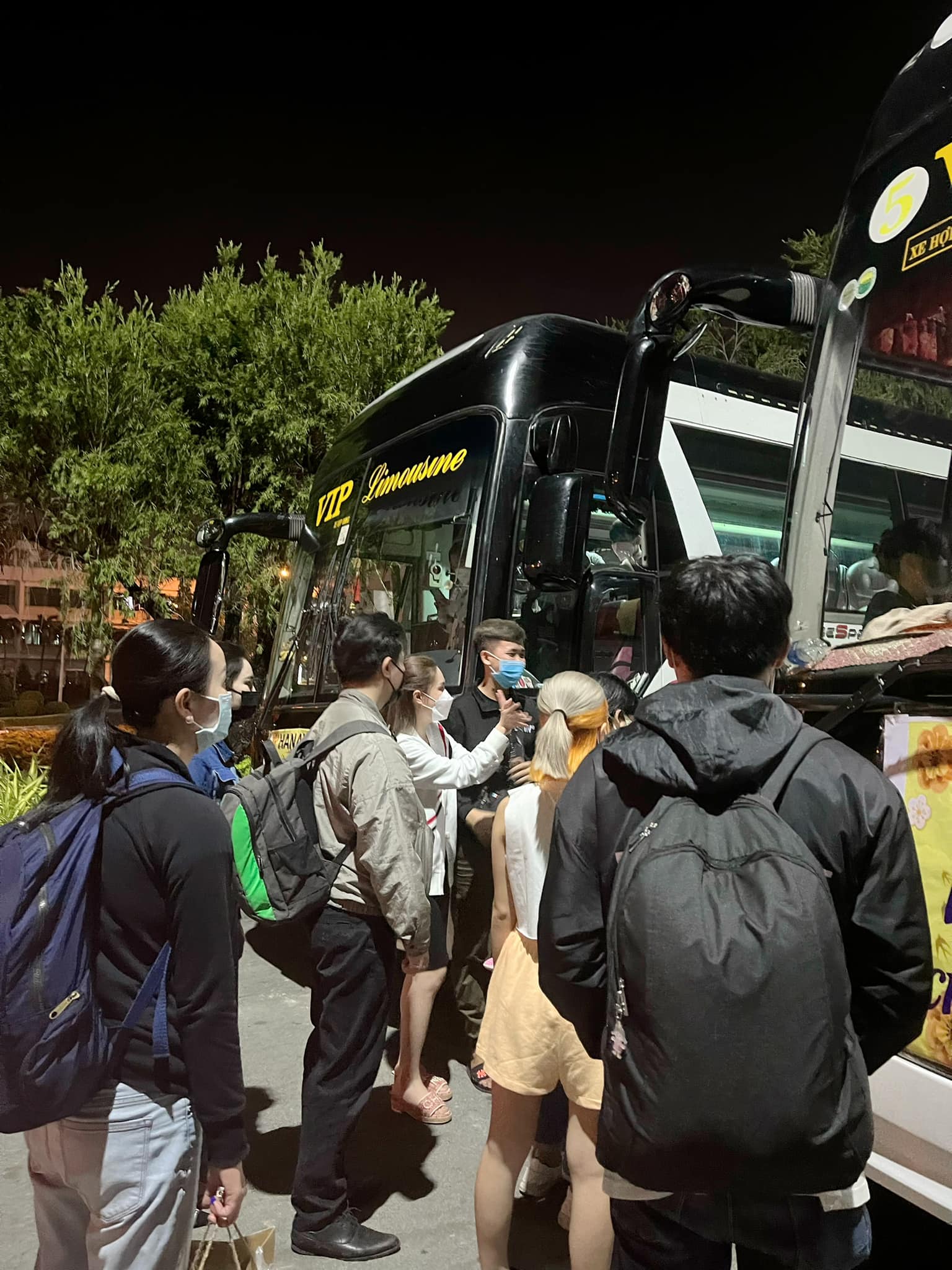 Đoàn Di Băng bị bom 800 vé khi làm từ thiện 1000 vé xe về quê 0 đồng Đoàn Di Băng bị 'bom' 800 vé khi làm từ thiện 1000 vé xe về quê 0 đồng - ảnh 5