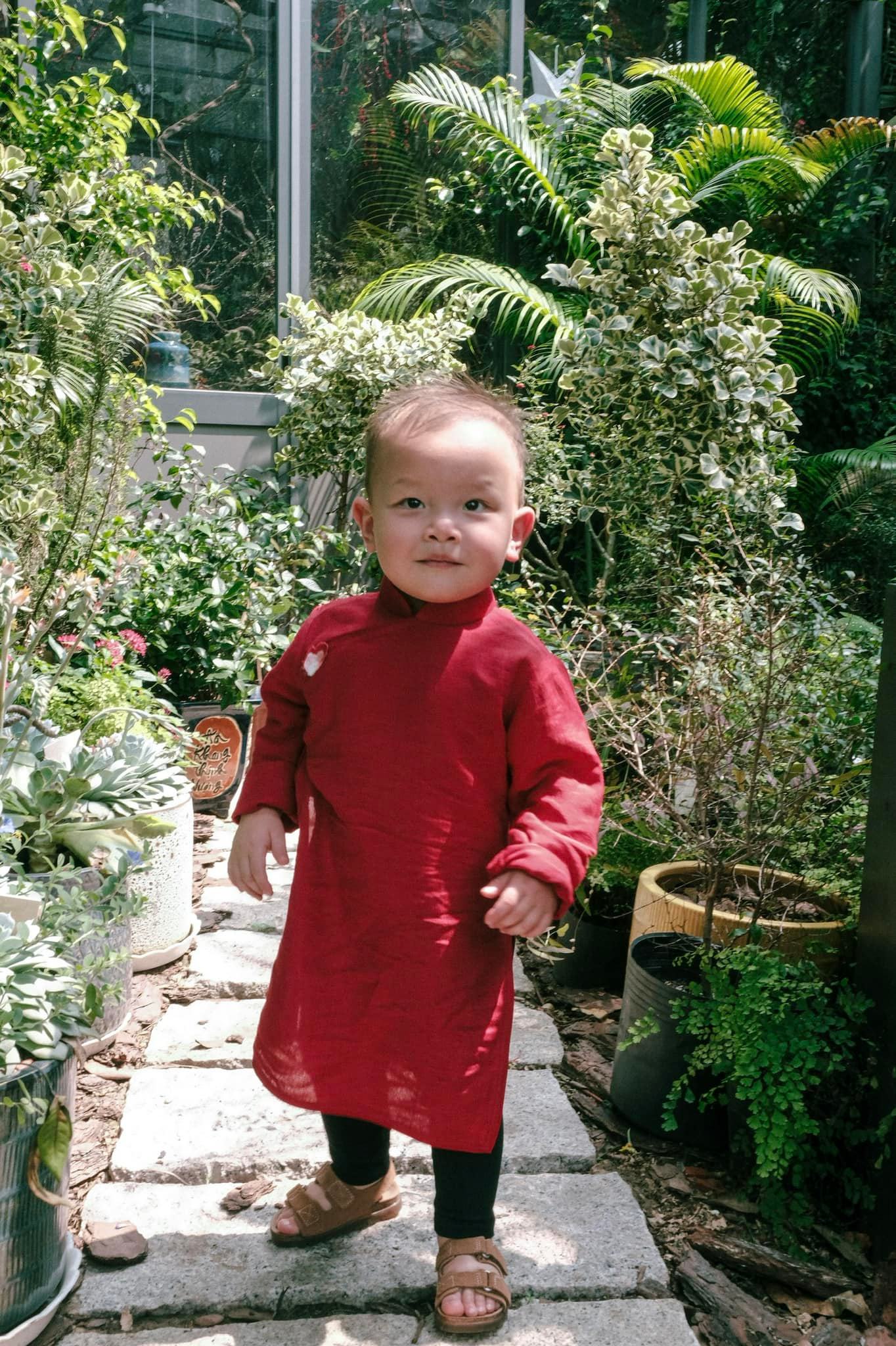 Gia đình Hồ Ngọc Hà rạng rỡ sắc đỏ ngày đầu năm, Leon - Lisa tíu tít diện áo dài du xuân