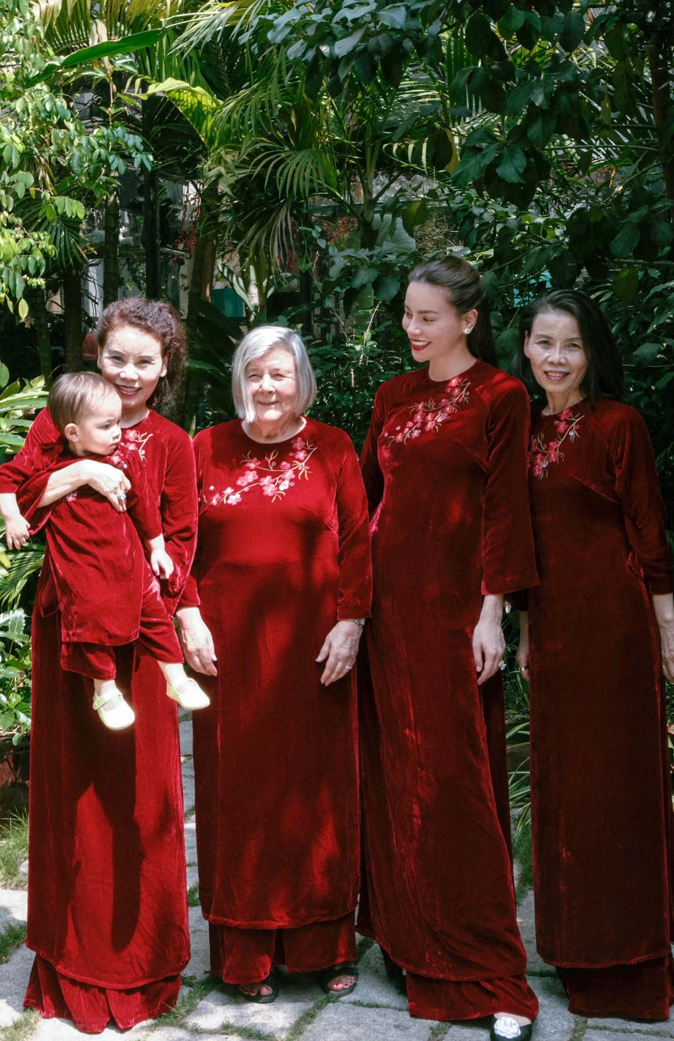 Gia đình Hồ Ngọc Hà rạng rỡ sắc đỏ ngày đầu năm, Leon - Lisa tíu tít diện áo dài du xuân